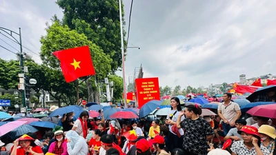 Người dân đổ về đường Trần Phú, Hùng Vương chờ xem diễu binh 2/9