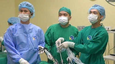Thoát vị thành bụng hiếm gặp, người đàn ông không dám đi lại