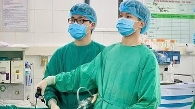 Nội soi cấp cứu người bệnh tắc ruột do dây chằng sau mổ