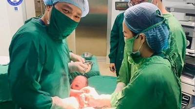 Bé gái chào đời từ phôi thai trữ đông hơn 11 năm 