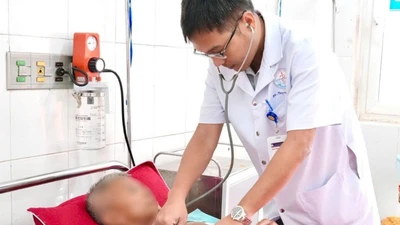 Đi rút dụng cụ kết hợp xương, thấy đinh đã xuyên qua thành ngực đi vào phổi