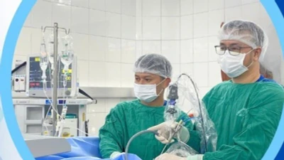 Đau âm ỉ vùng thắt lưng, cụ ông 60 tuổi phát hiện dị tật thận đôi cực hiếm