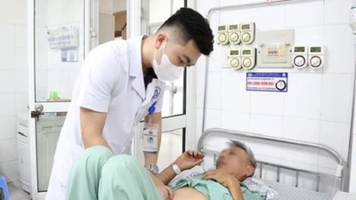 2 người thủng ruột do thói quen nguy hiểm nhiều người mắc