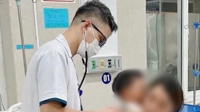 Hai anh em ngộ độc khí khi ngồi lâu trong ô tô