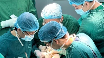 Giữ tay cho bệnh nhân ung thư hiếm gặp, 9 năm chẩn đoán nhầm