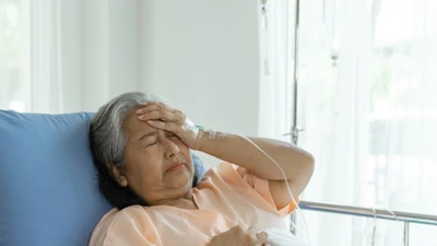 Mở hộp quà con dâu để lại sau ly hôn, mẹ chồng bật khóc 