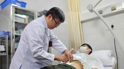Nam sinh thủng dạ dày vì nghiện game, ăn mì gói triền miên