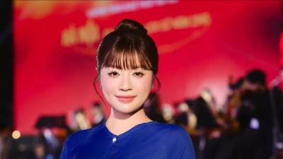 Sao mai Thu Hằng hãnh diện hát Quốc ca ở Quảng trường Cách mạng tháng Tám