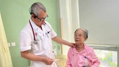 Bác sĩ thăm khám cho bệnh nhân sau phẫu thuật