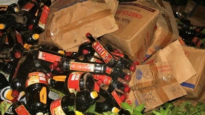 Truy nguồn gốc cả nghìn chai nước mắm bị vứt bỏ ở Quảng Nam