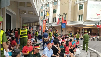 Người dân đổ về ngã tư Tràng Tiền - Đinh Tiên Hoàng xem sơ duyệt diễu binh