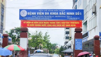 Tạm đình chỉ 3 cán bộ Bệnh viện Bắc Ninh vụ xe cứu thương chặt chém 21 triệu