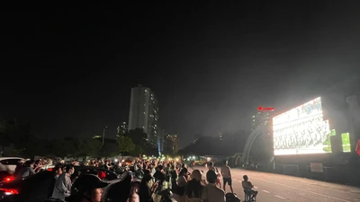 Người dân hào hứng xem sơ duyệt diễu binh, diễu hành qua màn hình LED cỡ lớn