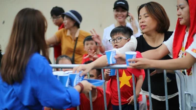 Phát nước miễn phí cho người dân xem sơ duyệt diễu binh A80