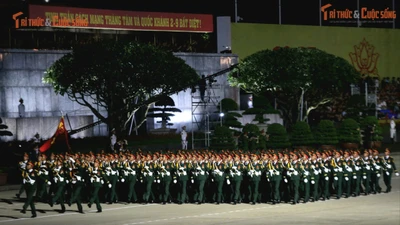 Hình ảnh đẹp hàng nghìn chiến sĩ, xe pháo hợp luyện diễu binh