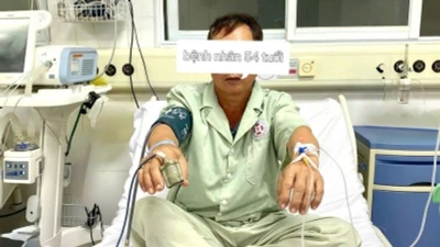 Đang ăn cơm người đàn ông 54 tuổi nhồi máu não