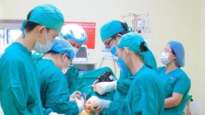 Tự sửa nhà, người đàn ông gãy xương chậu, nhiều xương sườn