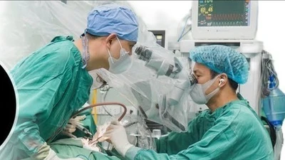 Trẻ 3 tuổi điếc bẩm sinh được cấy điện tử ốc tai phục hồi chức năng nghe