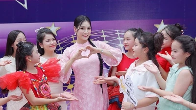 Thanh Mai xinh đẹp đi chấm thi MC nhí