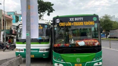 Tạm đình chỉ hai tài xế xe buýt rượt đuổi, va chạm nhau 