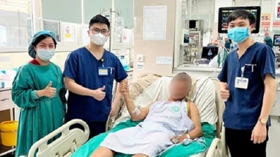 Cứu sống người đàn ông ngừng tim do điện giật dưới hồ cá koi