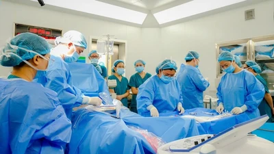 Khen ngợi ê-kíp thông tim bào thai cho thai phụ Singapore