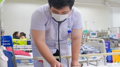 Bé trai 15 tuổi ngộ độc vì hút thuốc lá điện tử 