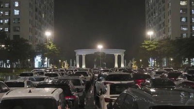 Cận cảnh hàng trăm ô tô quây lại trước tòa chung cư Hà Nội tránh bão Wipha