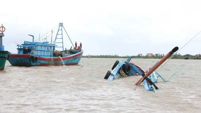 Đắm tàu trong đêm tại Quảng Ninh, 4 thuyền viên thoát nạn 