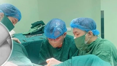 Cụ bà 82 tuổi bị sa toàn bộ sinh dục ra ngoài