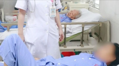 Sau 30 phút nội soi tiêu hóa, cụ bà thở gấp, toàn thân rét run