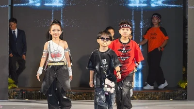 Rapper nhí Xệ Xệ gây bất ngờ khi làm vedette diễn thời trang