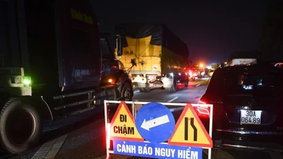 Ùn ứ kéo dài trên cao tốc Thái Nguyên - Hà Nội do ngập lụt