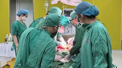 Đau âm ỉ hạ vị, bệnh nhân 83 tuổi thủng túi thừa trực tràng 