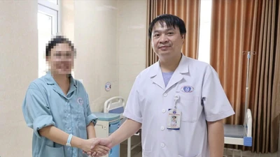 Chóng mặt, yếu tứ chi người phụ nữ 37 tuổi bị viêm tủy thị thần kinh