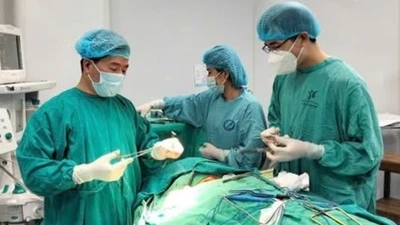 Xiên vịt nướng đâm xuyên cổ người đàn ông gây đứt động mạch 