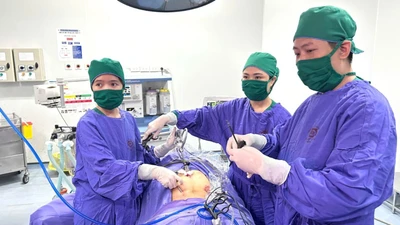 Nội soi cấp cứu bệnh nhân người Philippines thai ngoài tử cung bị vỡ