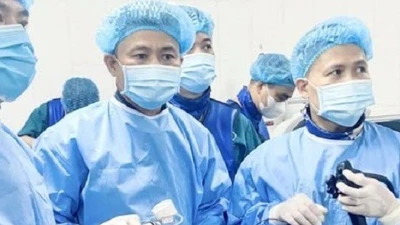 Nội soi mật tụy ngược dòng lấy sỏi ống mật chủ cho người già