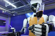 Robot Trung Quốc gây sốc với khả năng gắp bánh bao và uống rượu