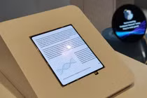 Samsung xóa nếp gấp màn hình gập bằng nguyên lý đập nước 