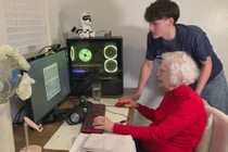 Cụ bà 81 tuổi livestream Minecraft vì cháu trai ung thư 