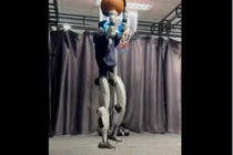 Robot G1 của Trung Quốc chơi bóng rổ như vận động viên