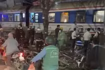 Hà Nội: Tàu hỏa va chạm với xe máy khiến 1 người tử vong