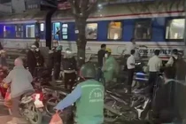 Hà Nội: Tàu hỏa va chạm với xe máy khiến 1 người tử vong