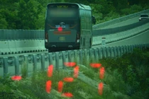 Xe khách giường nằm phóng như bay gần 130 km/h trên cao tốc