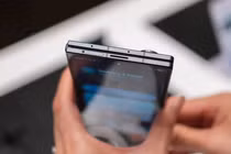 2 lỗ nhỏ trên điện thoại Samsung đắt tiền dùng để làm gì?