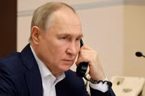 [GALLERY] Nói không với smartphone, Tổng thống Nga Putin liên lạc thế nào?