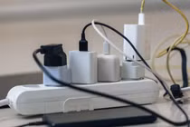 Đi du lịch quên rút phích cắm 14 thiết bị này... coi chừng dính họa