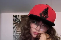 Nữ game thủ khoe gaming room, fan “mất tập trung”