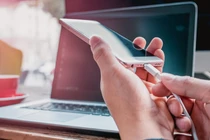 Cắm sạc điện thoại bằng máy tính có hại pin không?